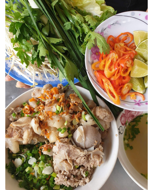 Hủ tiếu khô hoặc nước - xí quách