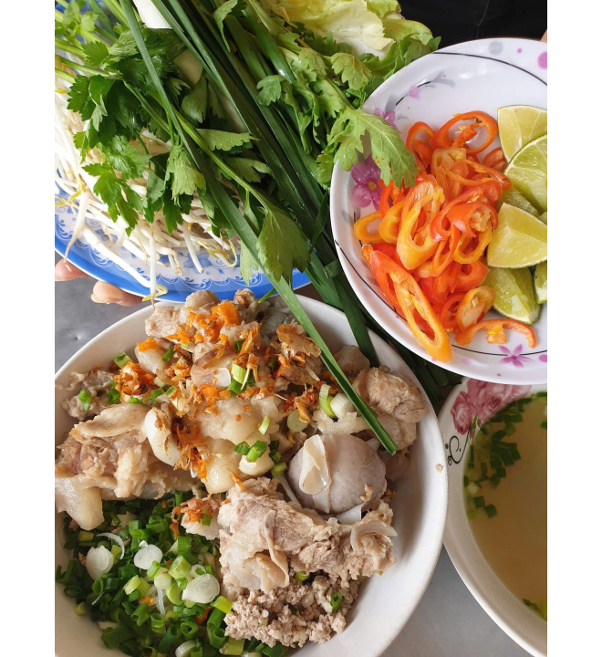 Hủ tiếu khô hoặc nước - xí quách